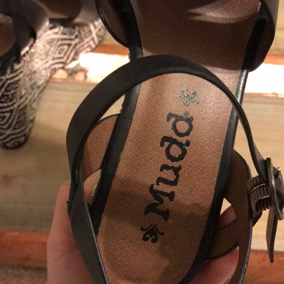 Cute Aztec Print Wedges! - Picture 3 of 3